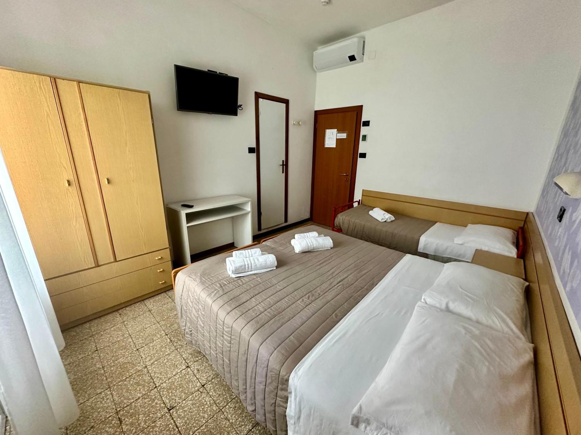 Hotel Enna Ріміні Екстер'єр фото